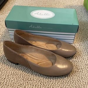 Abella women’s flats